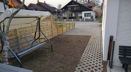 Parkplatz mit Zaun.jpg