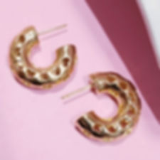 ARETE CANDONGA LETRA C Y DETALLE CORA