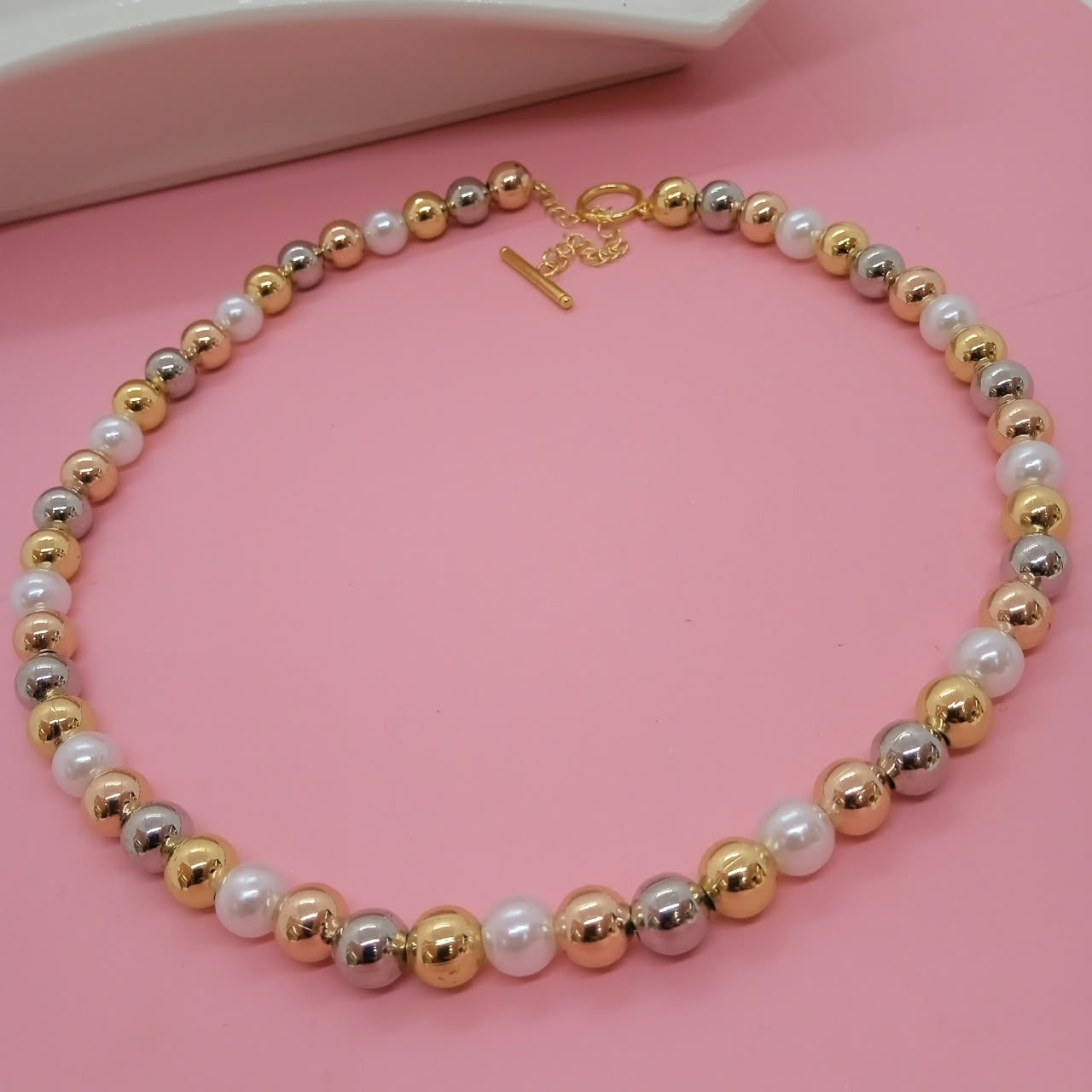 CADENA TRIPLE OROS Y PERLA BROCHE