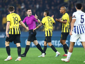 Σφοδρή επίθεση της ΑΕΚ και για την χθεσινή διαιτησία: "Γελάνε και τα παρδαλά κατσίκια... αλλά εμείς σκάσαμε στα γέλια στο τέλος!"