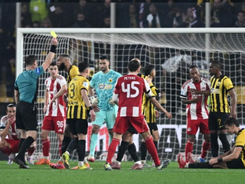 Προφανώς στην Λειβαδιά έπεφταν χαρτοπετσέτες και στην Λεωφόρο γαρύφαλλα...