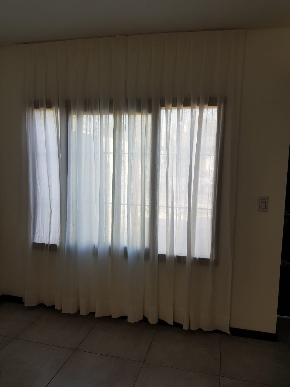 Cortinado offwhite desde el techo