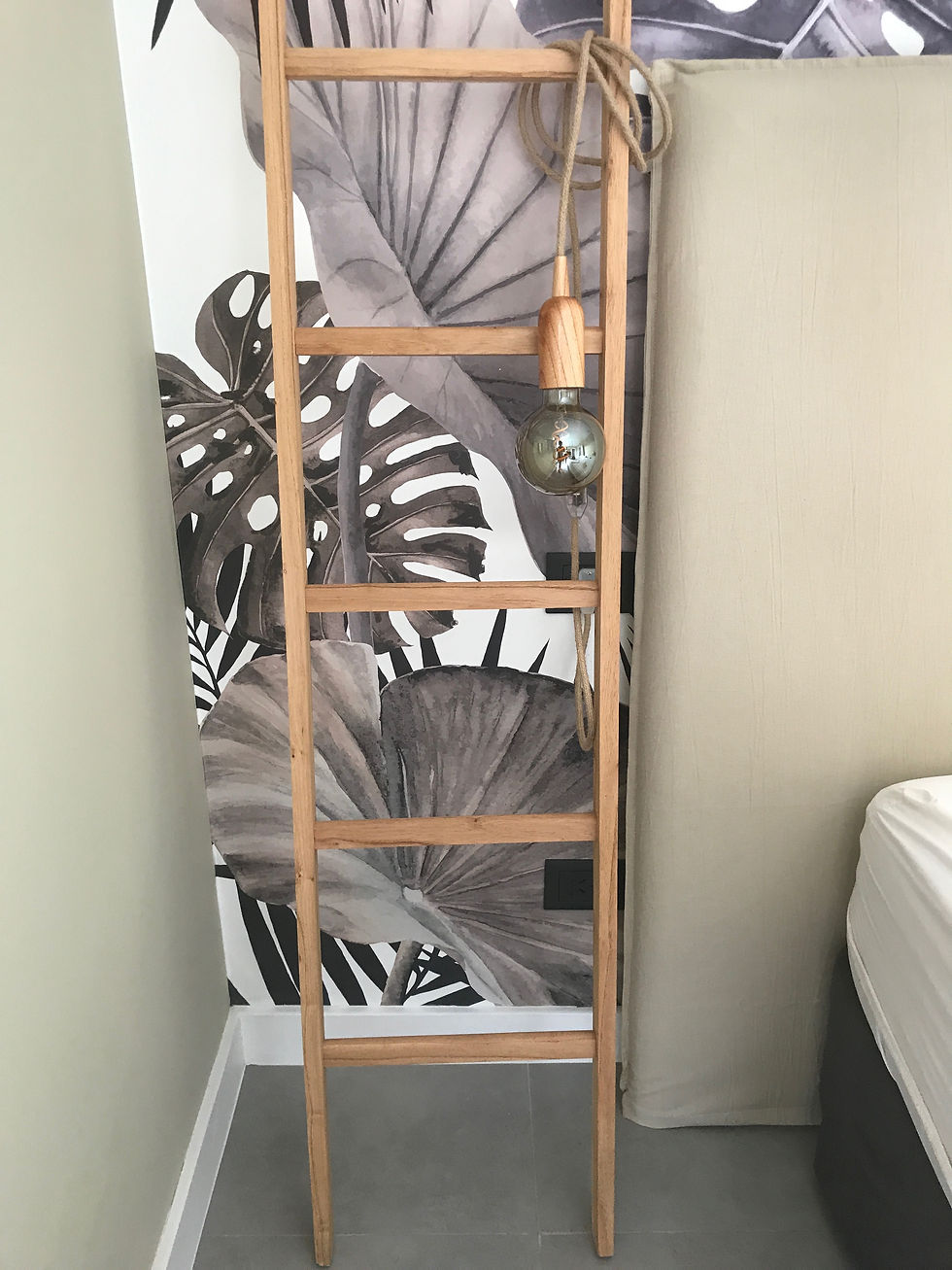 Escalera con velador colgante
