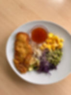 Asia Bowl mit knuspriger Hähnchenbrust und saftigem Erdnussdressing