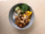 Asia Bowl mit Teriyaki-Tofu und saftigem Erdnussdressing