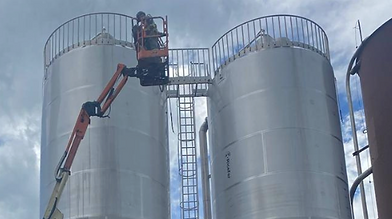 Imagem de um trabalhador da Metatech atuando em um tanque da Ambev. A foto ilustra o case 3.