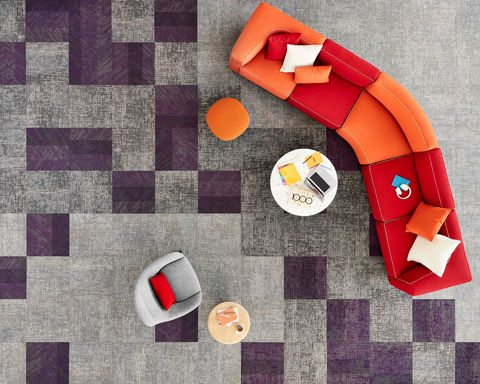 Alfombra modular en loseta instalada en oficina moderna