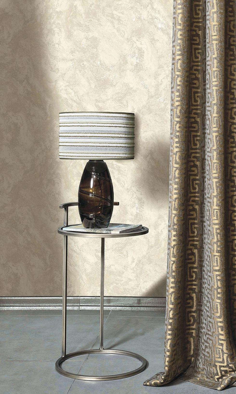 Papel Tapiz Essence 99370 en muro.