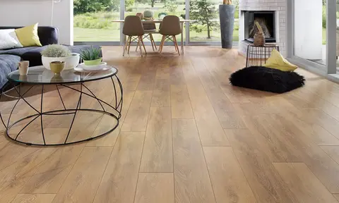 Detalle de textura de piso laminado tipo madera natural – Altura Interior