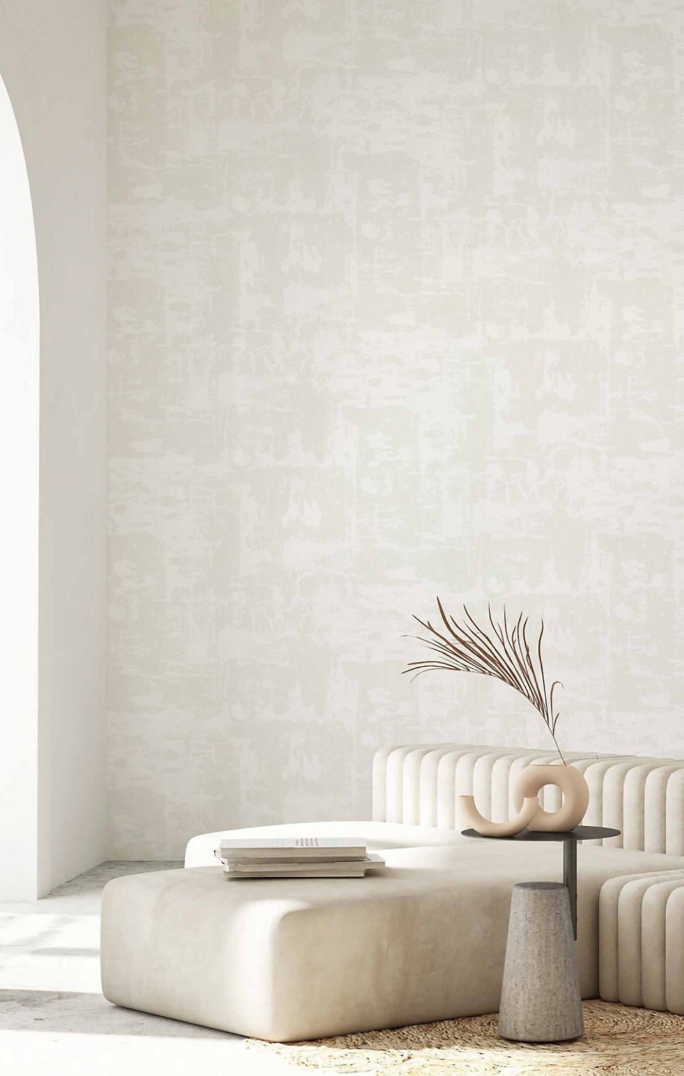 Papel Tapiz Sintesi 27530 instalado en el muro de una sala de estar con muebles blancos y accesorios decorativos