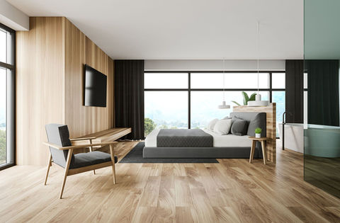 Piso laminado tono madera instalado en sala moderna – Altura Interior