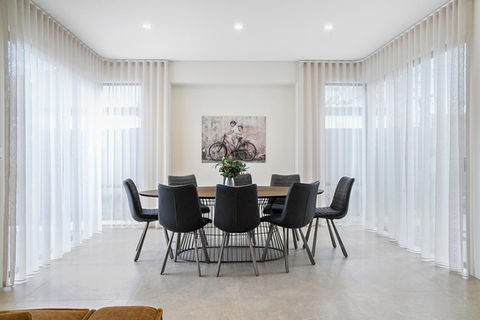 Vista de cortinas de tergal en comedor con entrada total de luz natural