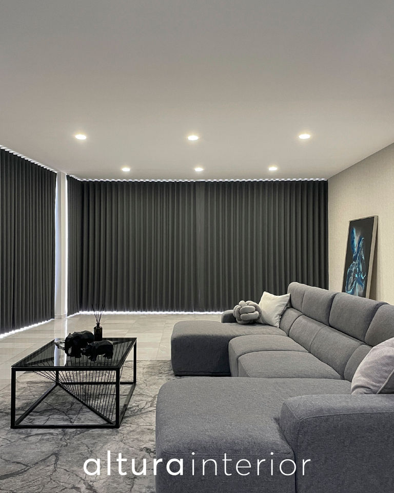 cortinas de onda perfecta instaladas en sala moderna