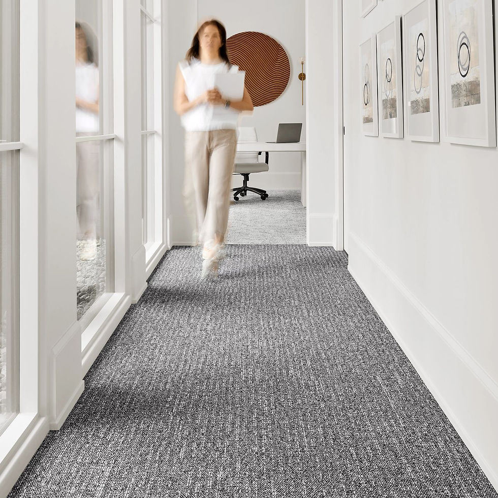 Mujer caminando sobre alfombra