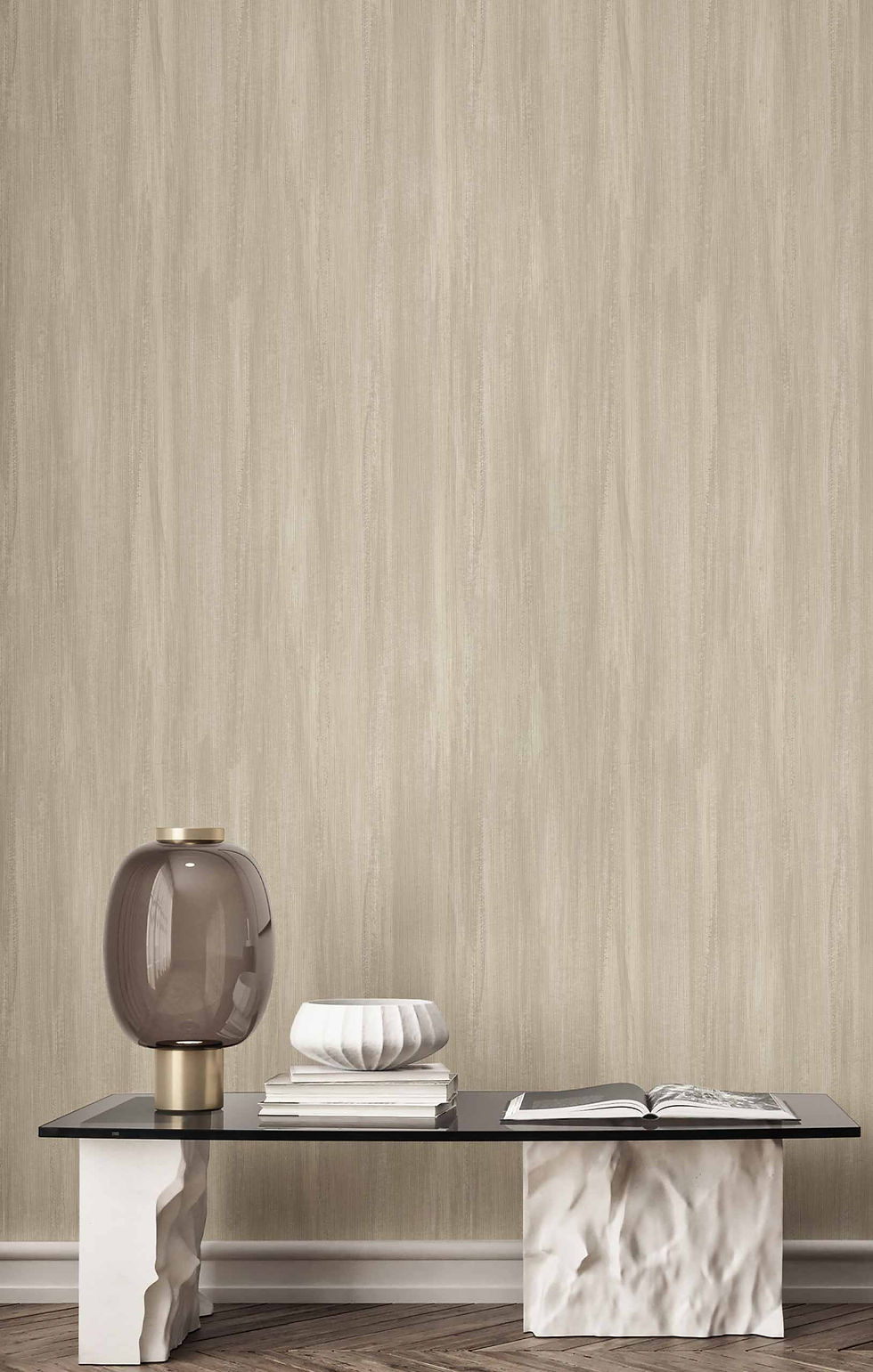 Papel Tapiz Sintesi 27542 instalado en un muro frente a una credenza de vidrio con accesorios decorativos