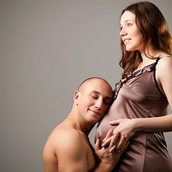 Babybauchshooting mit Paar – emotionale Schwangerschaftsfotografie in Düsseldorf mit liebevollem Kontakt