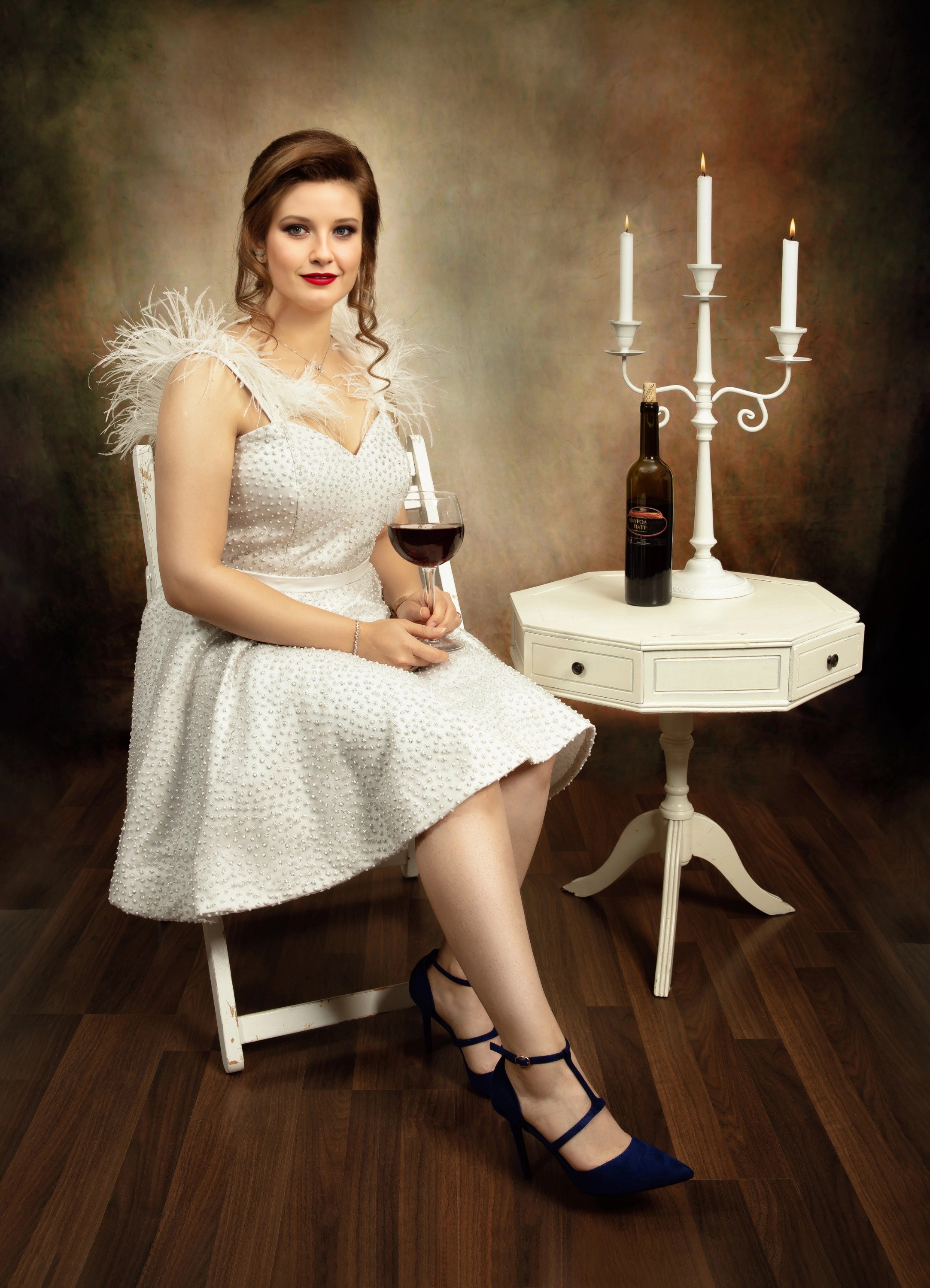 Stilvolles Porträt einer Frau im weißen Kleid mit Kerzenlicht – romantisches und hochwertiges Studiofotoshooting