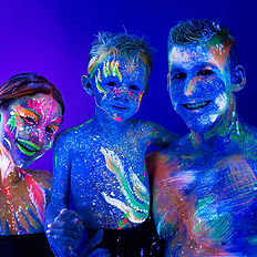 Familie mit drei Personen in leuchtendem UV-Bodypainting bei UV Fotografie Düsseldorf