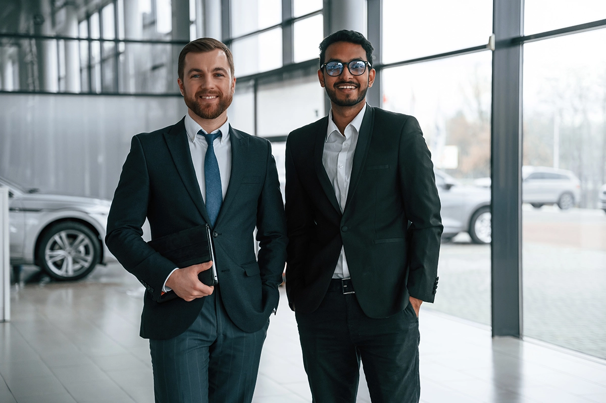 Business Fotoshooting Düsseldorf Plus – professionelles Portrait von drei Geschäftsleuten in Businesskleidung vor Glasfassade