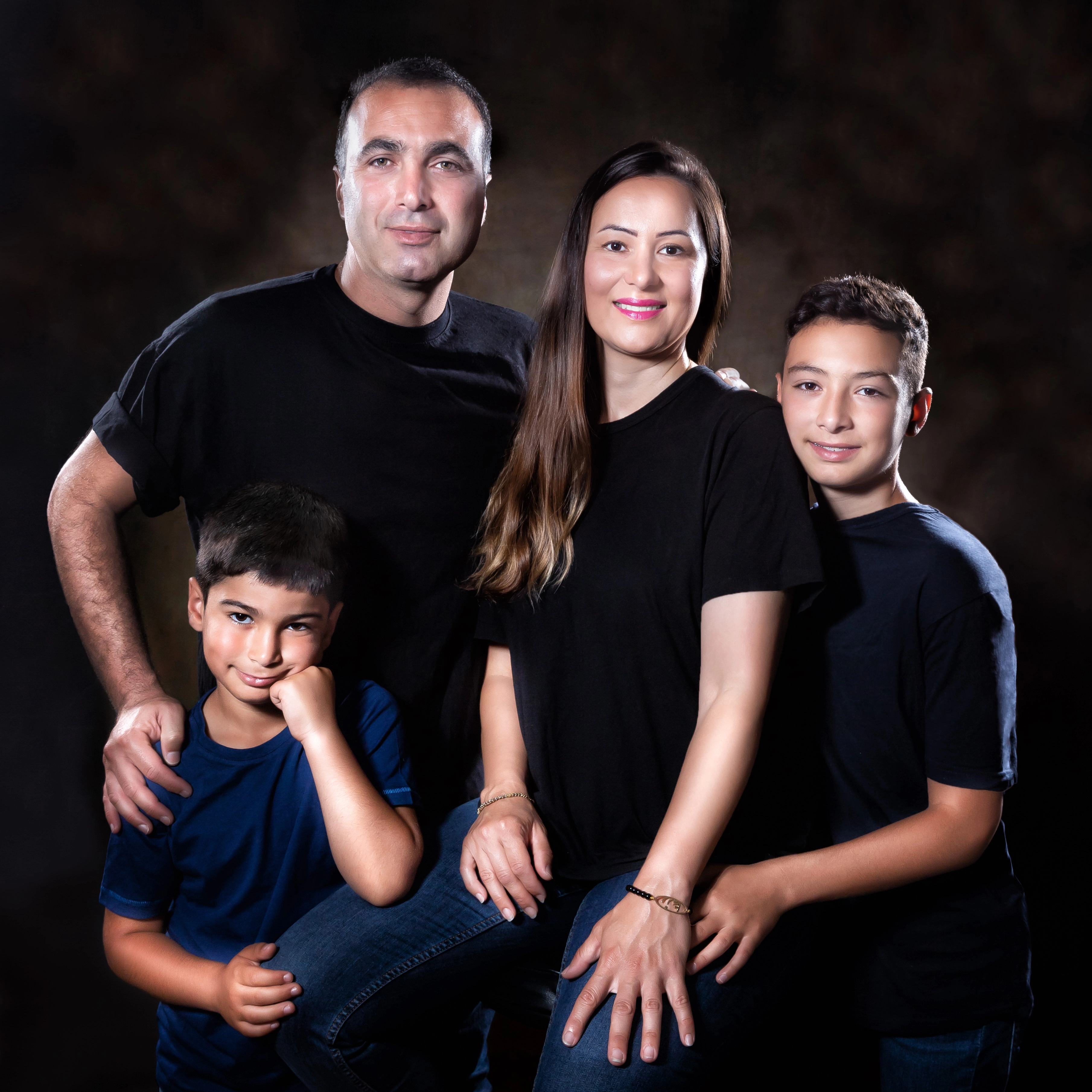 Professionelles Familienportrait mit fünf Personen im Studio – klassische Gruppenaufnahme mit dunklem Hintergrund