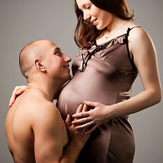 Intime Babybauchaufnahme mit Paar – emotionale Schwangerschaftsfotografie in Düsseldorf