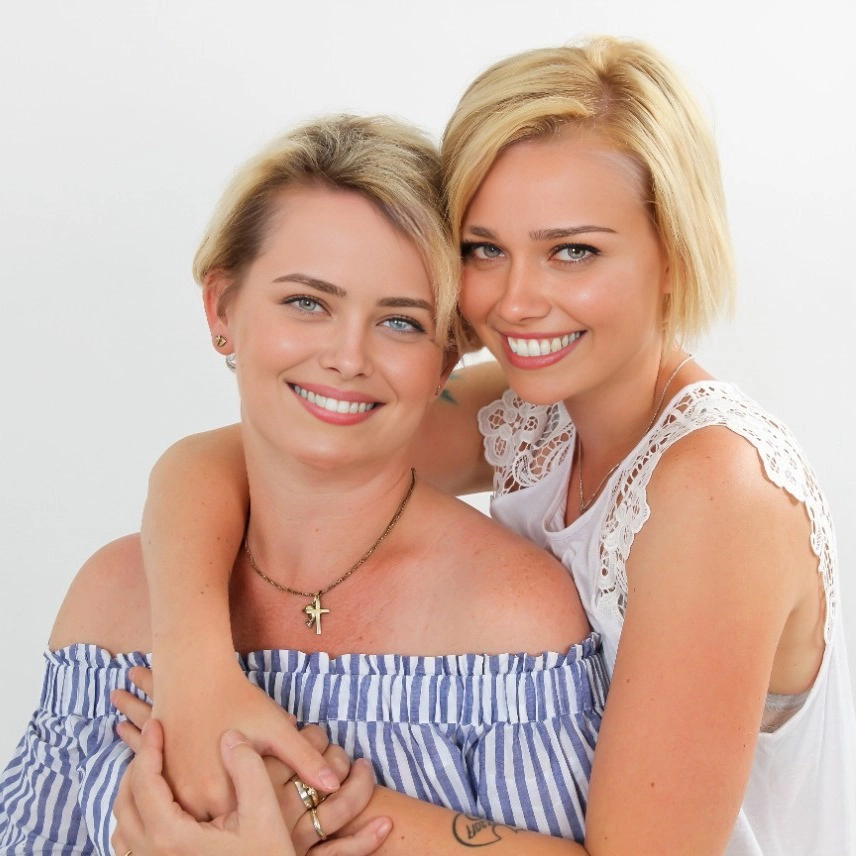 Basic Fotoshooting Düsseldorf – Freundinnenporträt mit herzlicher Umarmung.