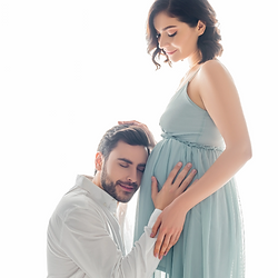 Schwangere Frau mit Partner im Studio – Babybauchfotos Premium Düsseldorf mit elegantem türkisfarbenem Kleid