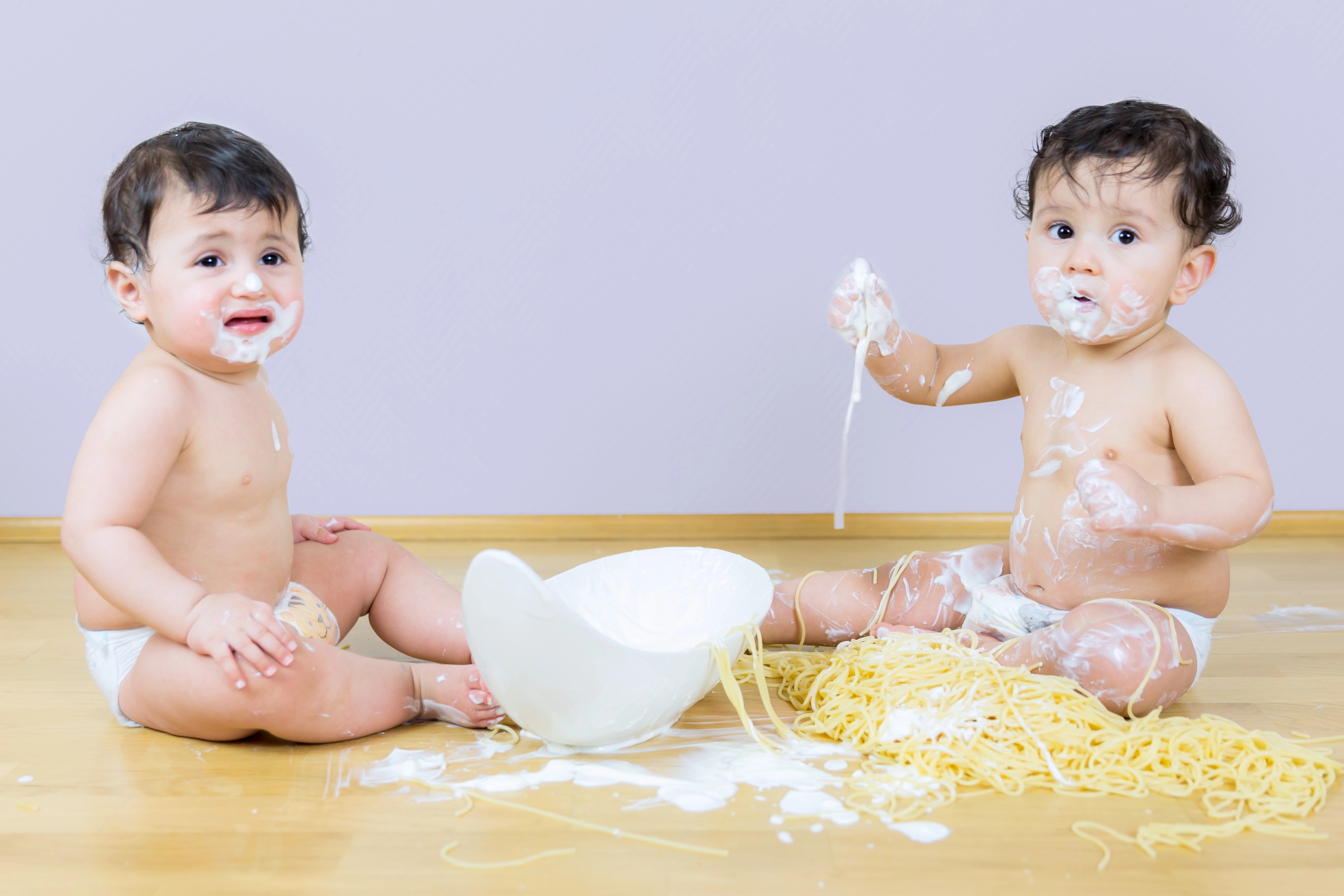 Cake Smash & Kinder Fotoshooting Düsseldorf – Zwei Kinder spielen mit Mehl und Milch auf dem Boden. Lustiges und kreatives Studiofotoshooting.