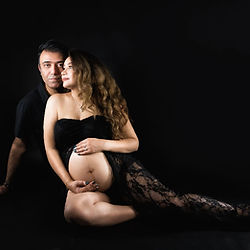 Künstlerische Schwangerschaftsfotografie – werdende Mutter im schwarzen Kleid im Low-Key-Lichtstil in Düsseldorf