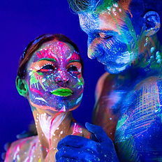 Paar mit bunten UV-Farben im Gesicht bemalt bei UV Fotografie Düsseldorf
