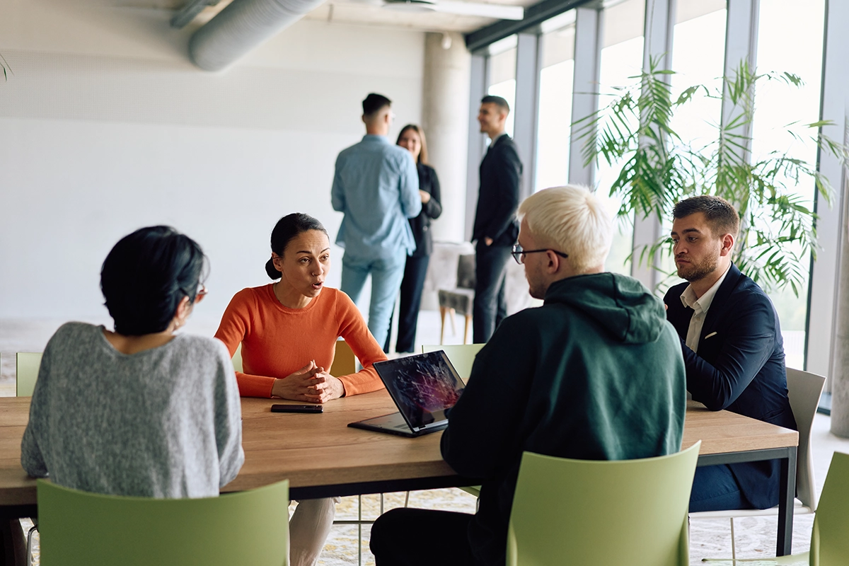 Business Fotoshooting Düsseldorf Basic – authentisches Teamfoto von 3 Personen im modernen Büro