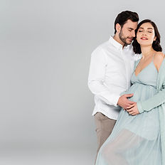 Paar erwartet ein Baby – Schwangerschaftsfotoshooting in Düsseldorf im Studio von MDFotoStudio