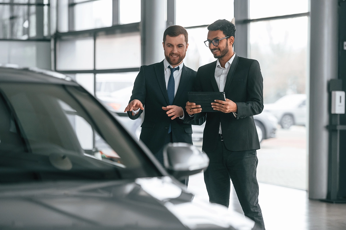 Business Team Fotoshooting Düsseldorf Plus – Gruppenfoto von Mitarbeitern in Meeting-Situation für Website und Social Media