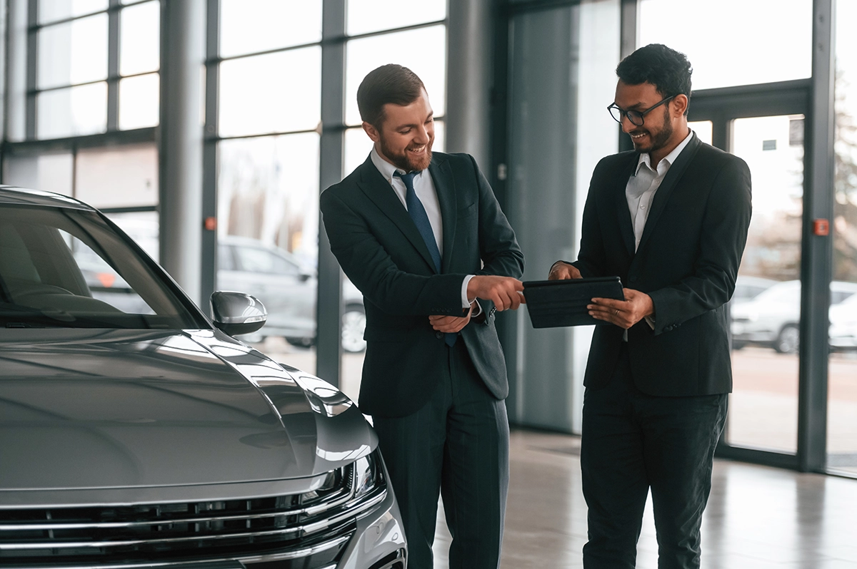 Business Portrait Düsseldorf Plus – authentische Szene eines Businessgesprächs im modernen Bürogebäude