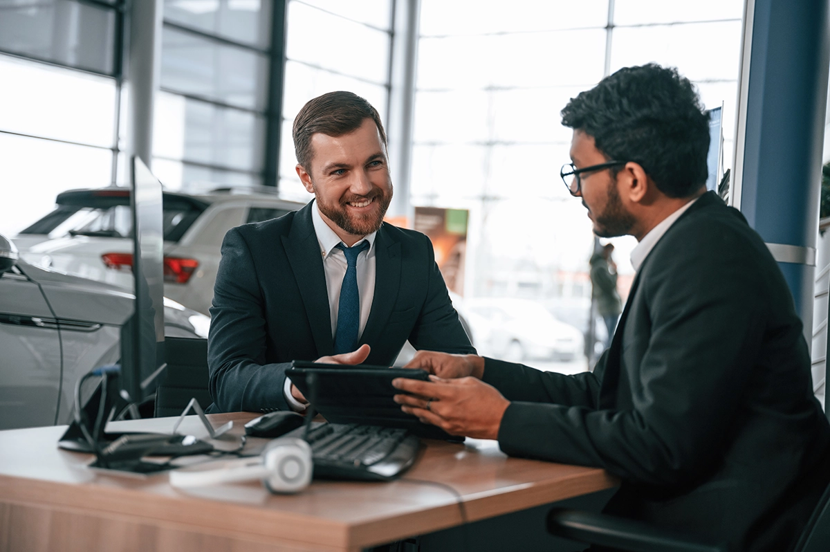 Business Fotoshooting Düsseldorf Plus – professionelles Portrait von zwei Geschäftsleuten im modernen Büro mit Laptop