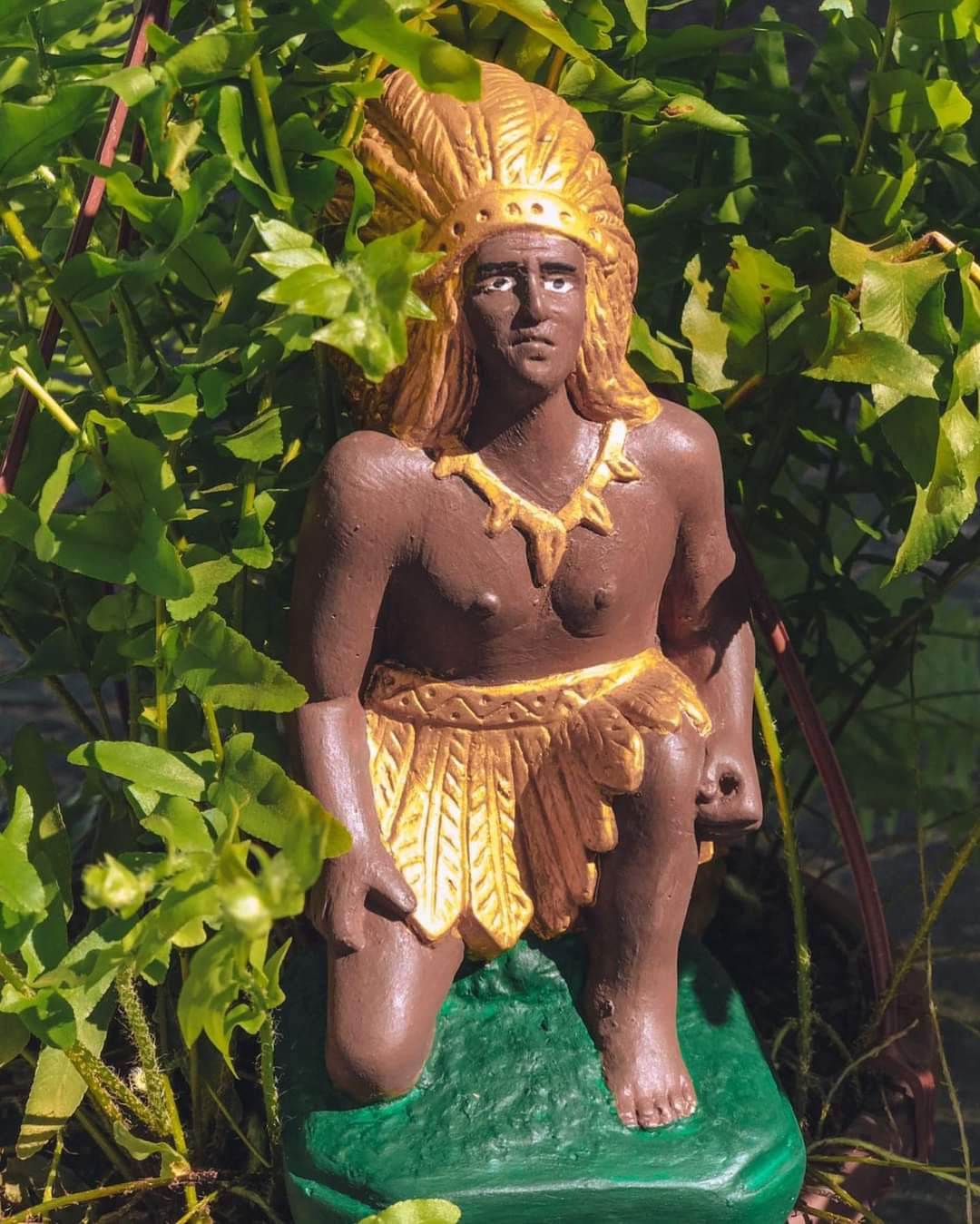 Imagem Caboclo Pena Dourada em gesso