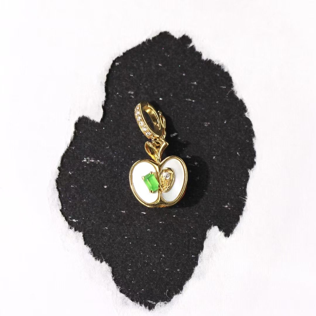 Mặt dây chuyền Quả táo ngọc Jadeite A vàng 18K