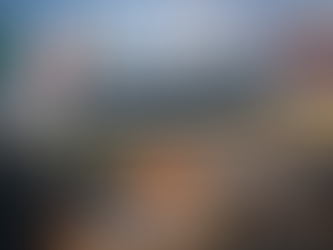 Dos ejecutivos estrechando la mano frente a un fondo dividido con el Ángel de la Independencia en Ciudad de México y el Ávila en Caracas, acompañados por las banderas de México y Venezuela, un avión en vuelo y un barco de carga, simbolizando negociación y comercio internacional bajo el título “¿Cuándo Conviene Contratar un Broker Comercial en México o Venezuela?”.