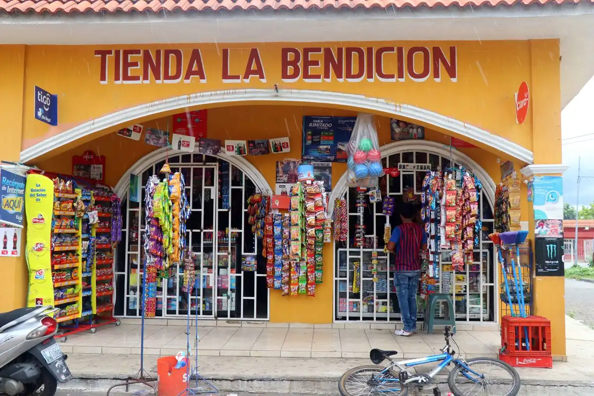 Tienda de barrio con reja de seguridad