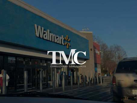 Logotipo de TMC Consultores Comerciales sobre una imagen de la fachada de un supermercado Walmart en Estados Unidos, representando el acceso al retail y consumo masivo.