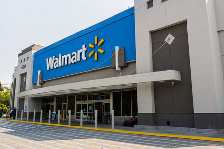 Fachada de WALMART, actor clave en el canal moderno donde una estrategia RTM eficiente es fundamental para vender con éxito en México.