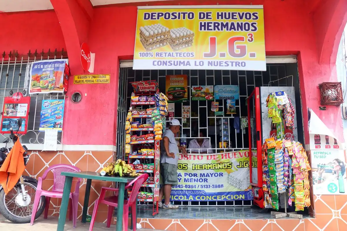 Tienda de barrio con mesa para consumo fuera de la tienda