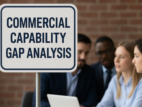 Ejecutivos analizando brechas de capacidad comercial en una reunión estratégica, con un letrero que destaca la importancia del análisis de capacidades en equipos de ventas