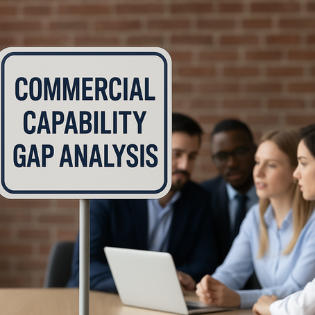Ejecutivos analizando brechas de capacidad comercial en una reunión estratégica, con un letrero que destaca la importancia del análisis de capacidades en equipos de ventas