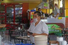 Refrigerador de Coca-Cola estratégicamente ubicado para aumentar la visibilidad y las ventas en una tienda del canal tradicional en México