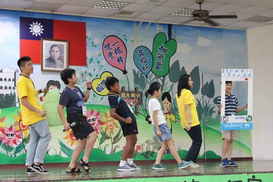 小朋友上台發表產品廣告