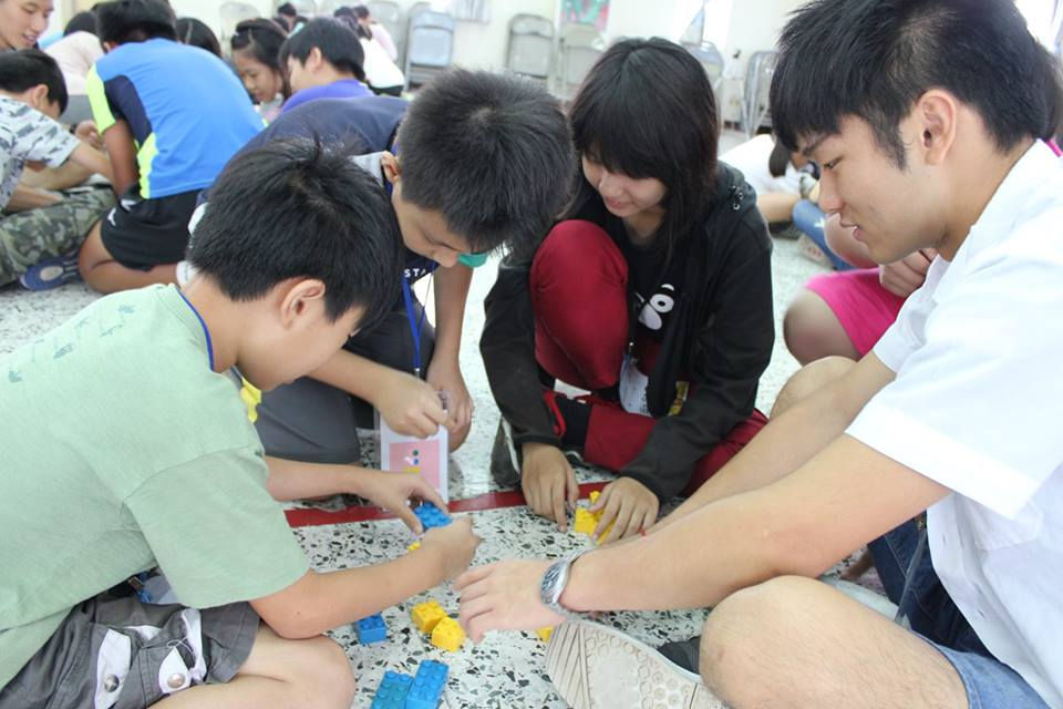 以積木遊戲訓練小朋友記憶力、表達力、團隊合作力