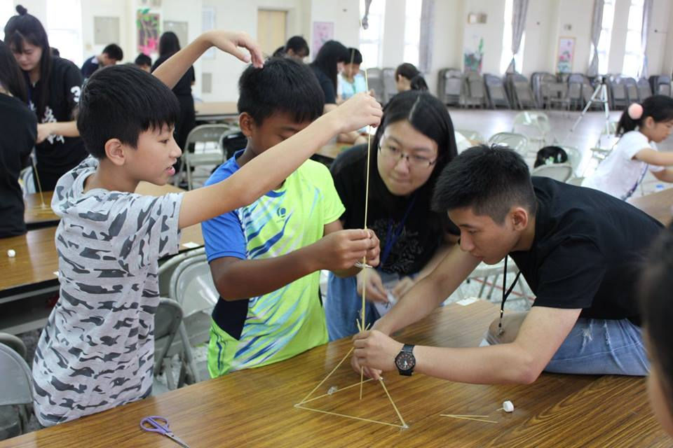 利用麵條疊塔遊戲 鼓勵小朋友從實做中學習及團隊合作