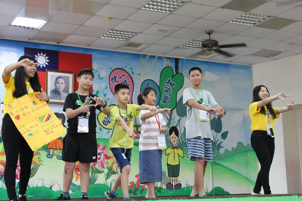 小朋友上台發表產品廣告