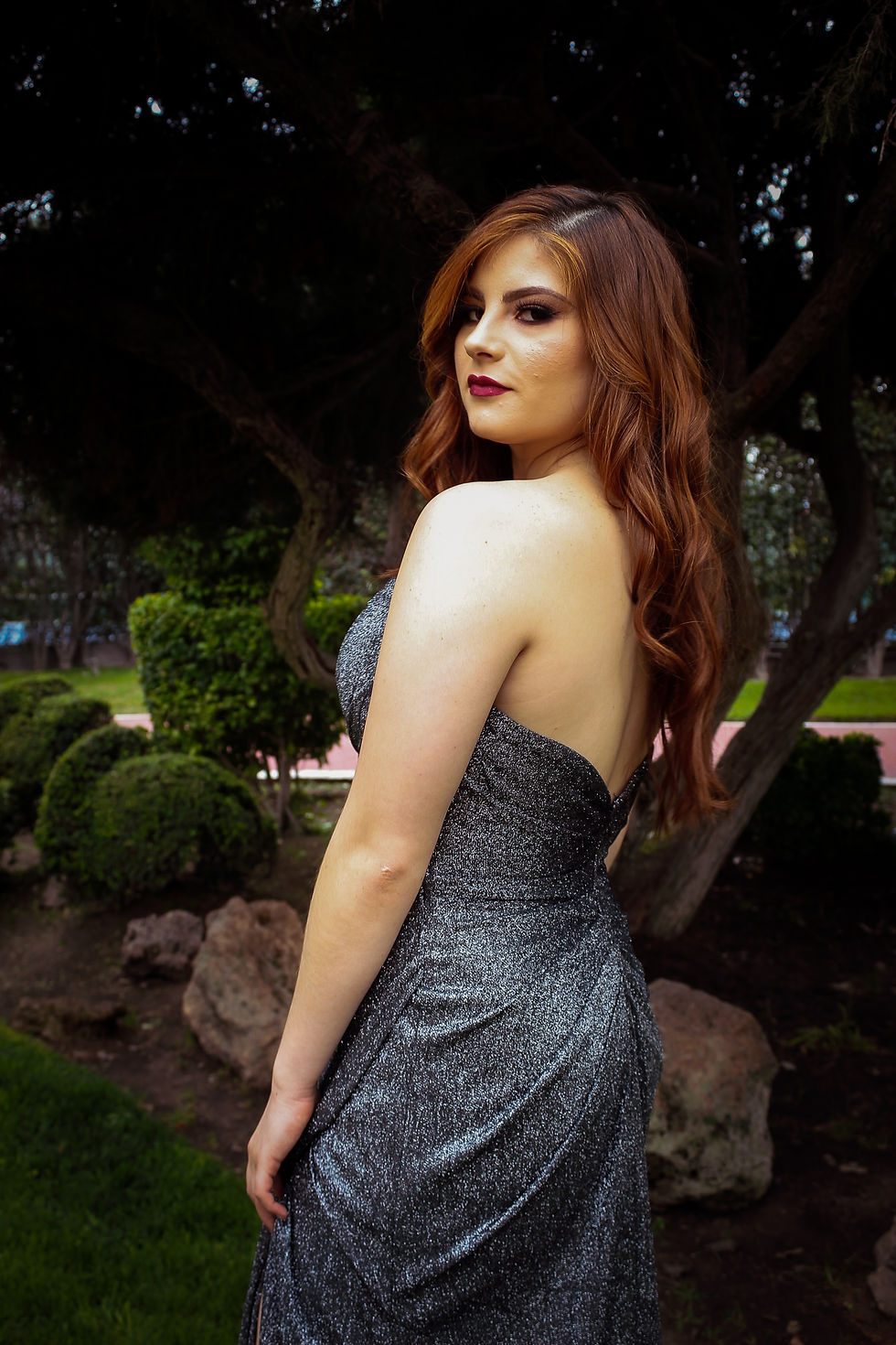 STRAPLESS BRILLOSO PEGADO